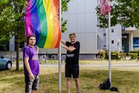 Vertreter der studentischen Intitiative OVGUPride hissen die Regenbogenfahne zu CSD